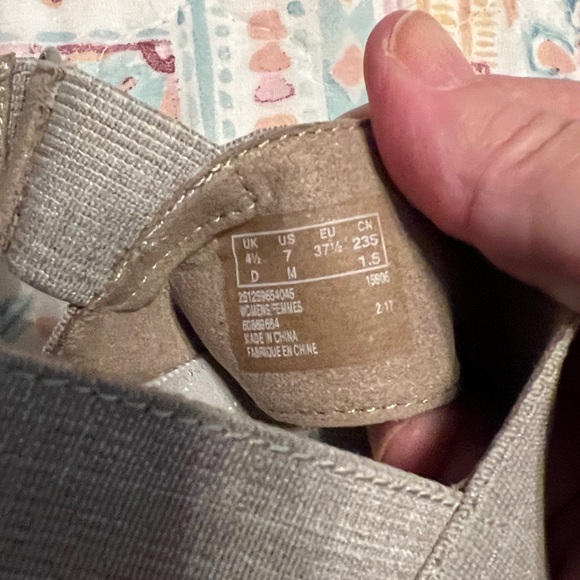 Clarks Cloud steppers Size 7M, color Sand, with Box - Picture 8 of 10